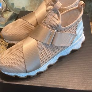 Women’s Sorel kinetic shoes!  Excellent condition!